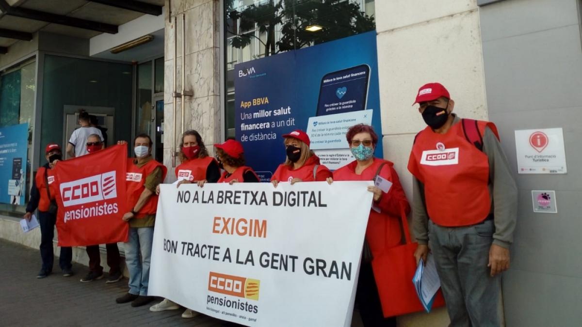 Pensionistas de CCOO en Catalunya se movilizan contra la brecha digital de las entidades bancarias